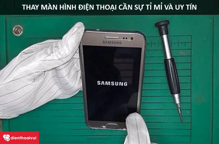 thay m&agrave;n h&igrave;nh cần nhiều sự tỉ mỉ