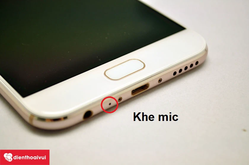 Khe mic bị buị bẩn bám