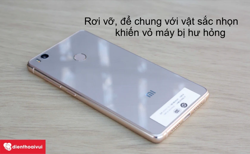 điện thoại bị rơi vỡ, va đập khiến vỏ ngoài bị hỏng