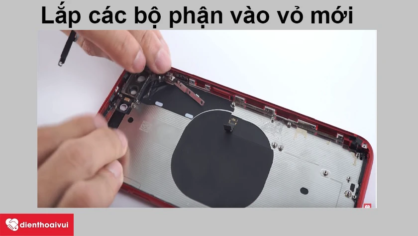 Tiến h&agrave;nh lắp nẹp m&agrave;n h&igrave;nh v&agrave; c&aacute;c ph&iacute;m l&ecirc;n vỏ