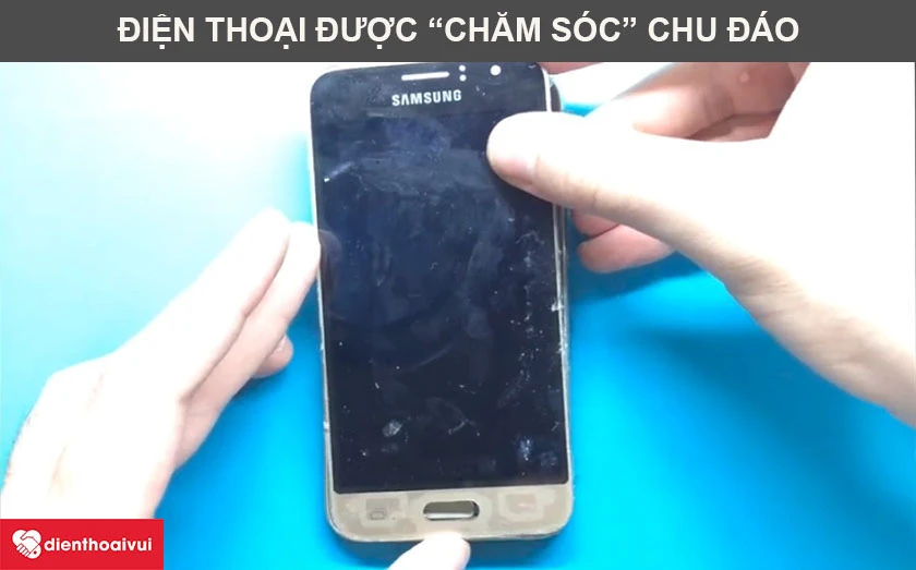 Từng thao tác tháo lắp đều được các “bác sĩ” thực hiện vô cùng cẩn thận để không làm tổn hại máy