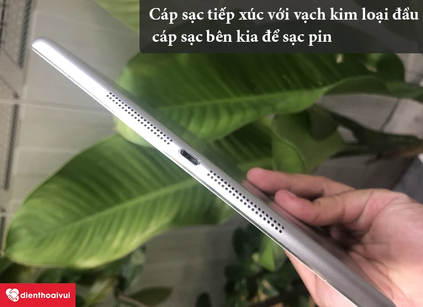iPad Air 1 &ndash; C&aacute;p sạc tiếp x&uacute;c với vạch kim loại đầu c&aacute;p sạc b&ecirc;n kia để thực hiện c&ocirc;ng việc sạc pin