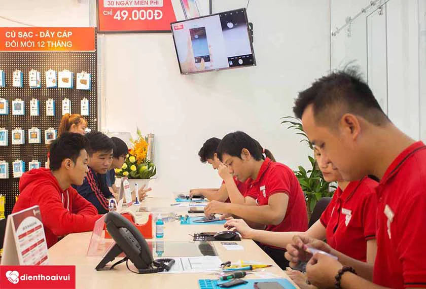 Thay &eacute;p k&iacute;nh điện thoại Oppo F9 ch&iacute;nh h&atilde;ng dịch vụ tốt nhất tại hệ thống Điện thoại vui
