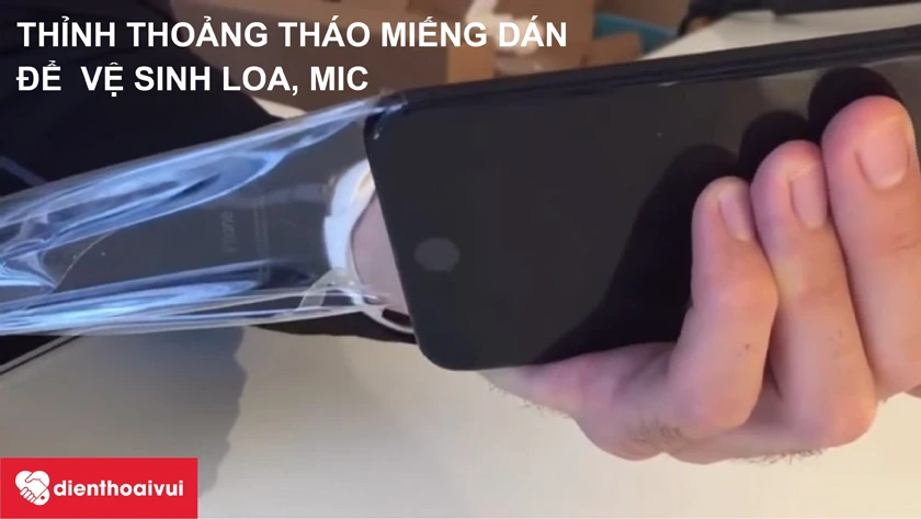 Thay thế miếng dán mới và vệ sinh loa, mic
