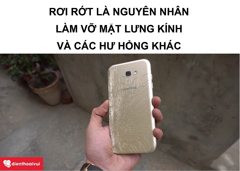 Rơi rớt l&agrave; một trong những nguy&ecirc;n nh&acirc;n hỏng nắp lưng điện thoại