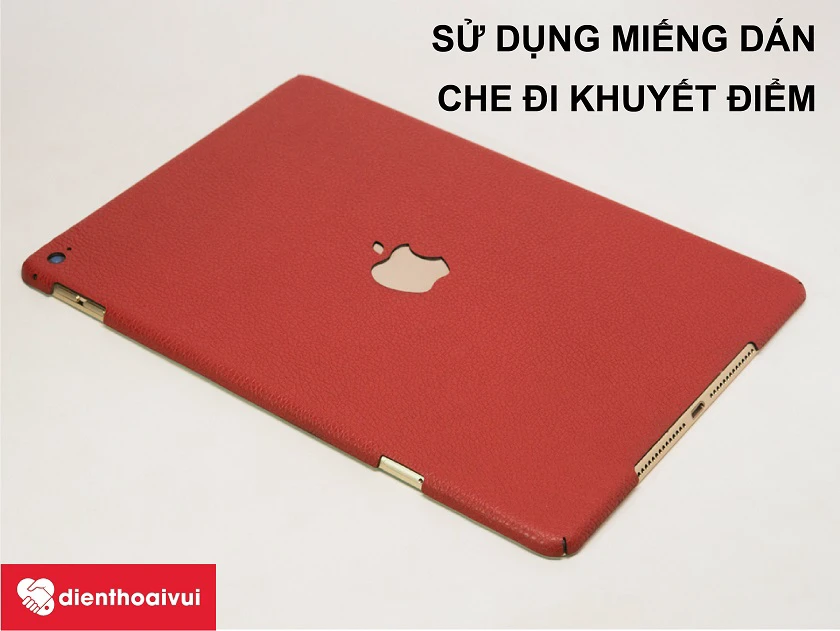 Dùng các miếng dán lưng màu hoặc miếng dán hình để che đi các khuyết điểm trầy xước trên mặt lưng