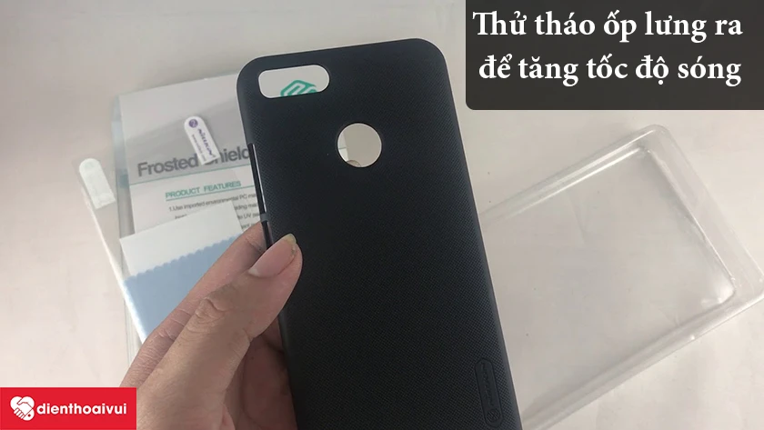 Tháo ốp lưng điện thoại