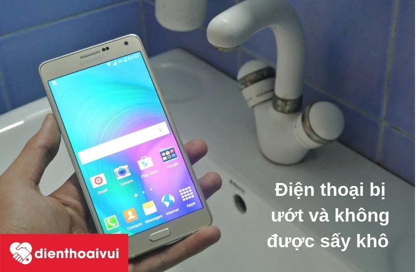N&ecirc;n thay camera sau cho điện thoại khi điện thoại vị v&agrave;o nước