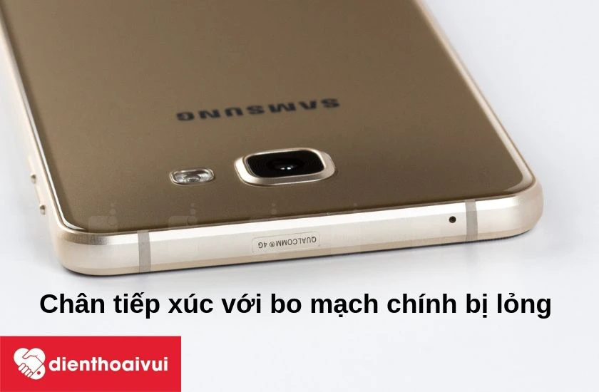 Ch&acirc;n tiếp x&uacute;c của camera sau chiếc điện thoại Samsung Galaxy A7 2016 với bo mạch ch&iacute;nh bị lỏng