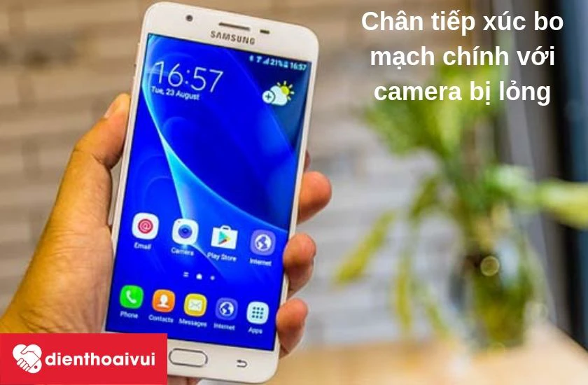 Do ch&acirc;n tiếp x&uacute;c của bo mạch ch&iacute;nh của J7 Prime với camera bị lỏng