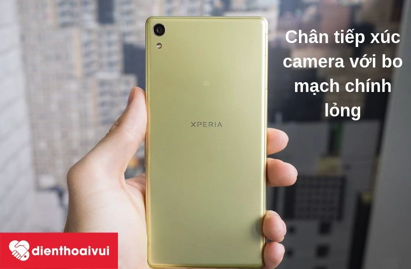 Chân tiếp xúc của camera sau chiếc điện thoại Xperia XA Ultra với bo mạch chính bị lỏng