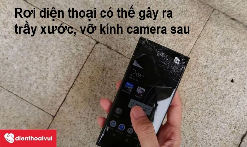 Hay làm rơi điện thoại khiến cho ống kính camera sau bị trầy, vỡ