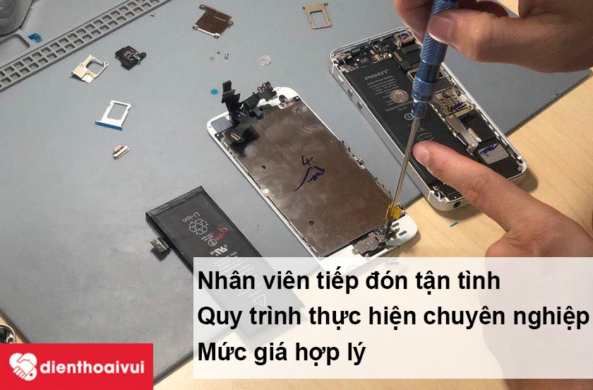 Nhân viên tiếp đón tại Điện Thoại Vui sẽ tận tình