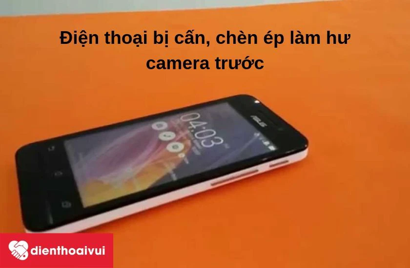 Điện thoại rơi làm hư camera trước của máy hoặc do bạn vô tình để những vật cứng chèn ép làm cấn khiến camera bị xước