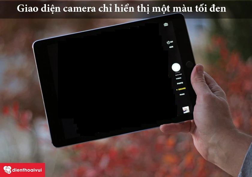 giao diện camera đ&atilde; hiển thị nhưng chỉ nh&igrave;n thấy một m&agrave;u tối đen