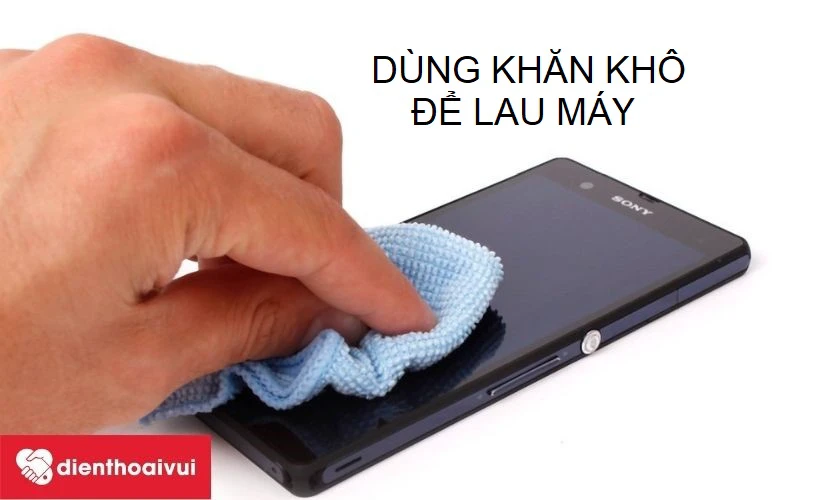 sử dụng một chiếc khăn mềm và khô