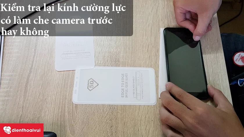 Kiểm tra kính dán cường lực có làm che camera trước hay không