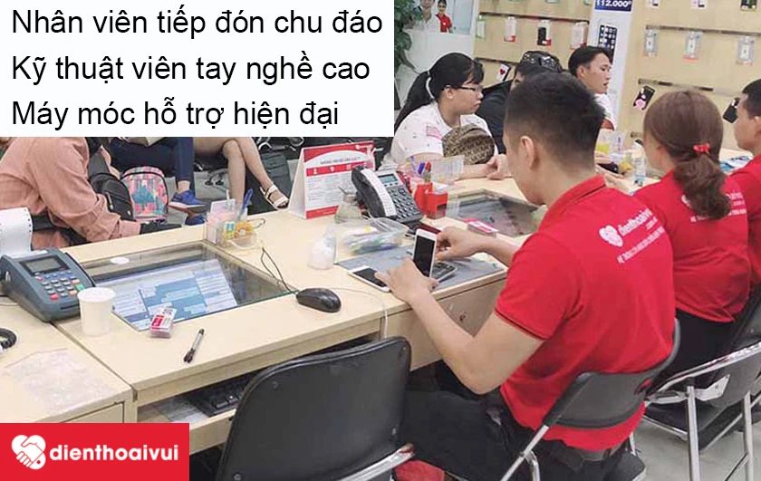 Nh&acirc;n vi&ecirc;n kỹ thuật tại Điện Thoại Vui cũng sở hữu kinh nghiệm nhiều năm trong việc sửa chữa