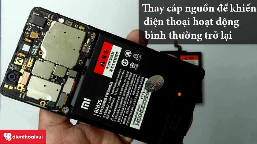 Thay c&aacute;p nguồn để điện thoại họa động trở lại