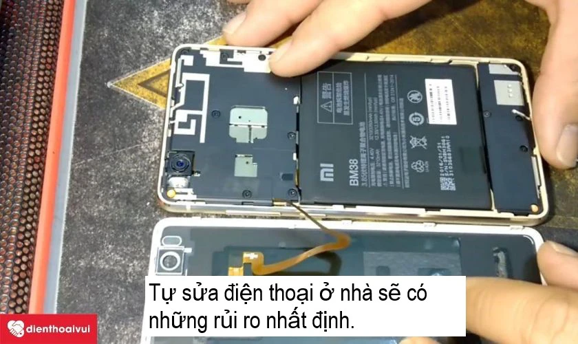 Hậu quả khi tự thay c&aacute;p nguồn cho chiếc Xiaomi Mi 4s tại nh&agrave;