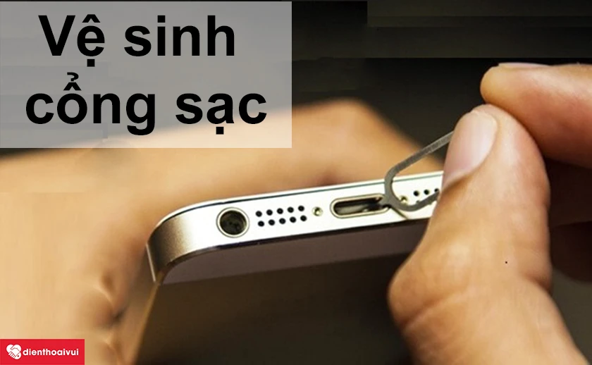 Vệ sinh cổng sạc
