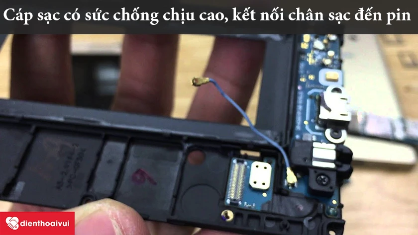 dưới nắp lưng kim loại, cáp sạc Galaxy A5 2016 khó bị hư hỏng. Cáp sạc trên Samsung Galaxy A5 2016 có vai trò gì