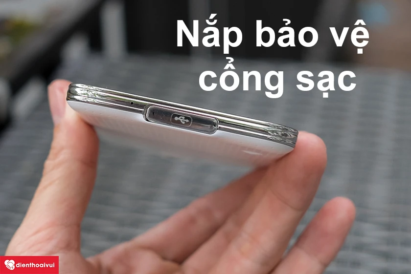 cổng sạc microUSB sạc nhanh và cổng Micro USB chuẩn 3.0, thiết kế nắp đậy chống nước