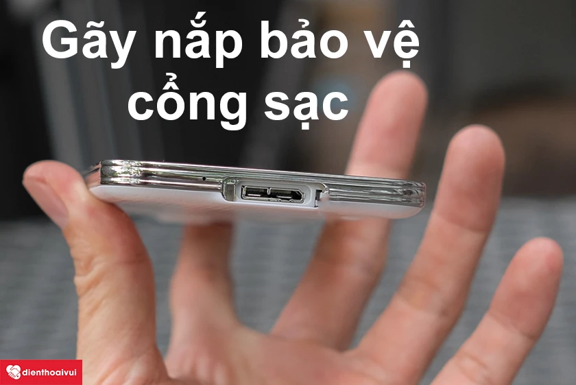 Galaxy S5 bị gãy nắp cổng bảo vệ chống nước