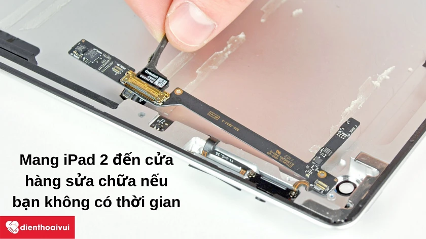 N&ecirc;n tự thay c&aacute;p volume - gạt rung cho iPad 2 hay mang ra cửa h&agrave;ng sửa chữa?