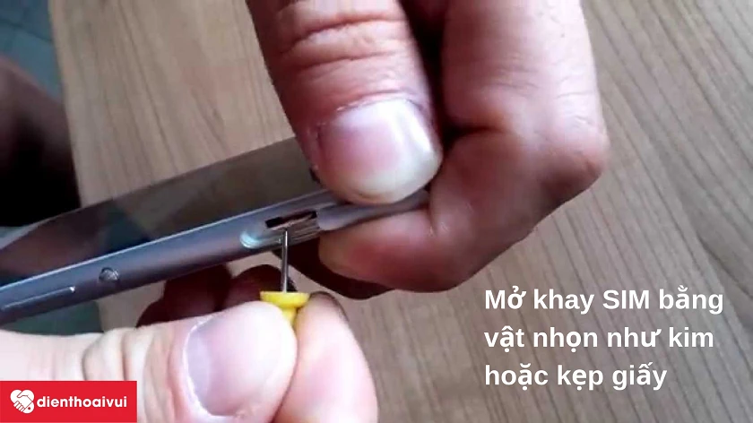 C&aacute;ch lấy thẻ SIM khi khay SIM bị kẹt trong m&aacute;y