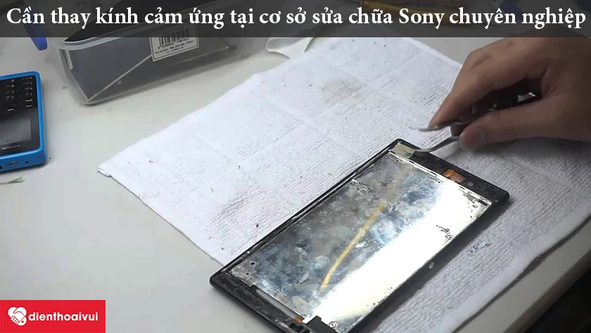 Thay k&iacute;nh cảm ứng tại cơ sở sửa chữa uy t&iacute;n
