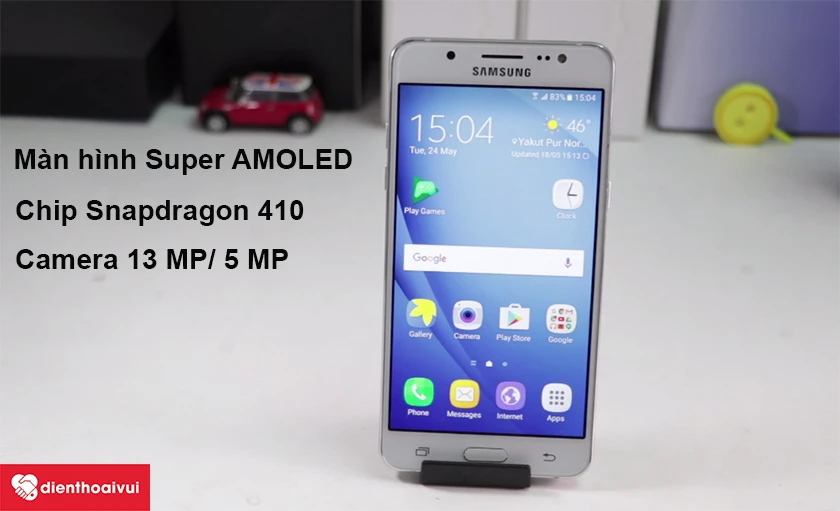 M&agrave;n h&igrave;nh của Galaxy J5 2016 c&oacute; k&iacute;ch thước 5.2 inch sử dụng tấm nền Super AMOLED
