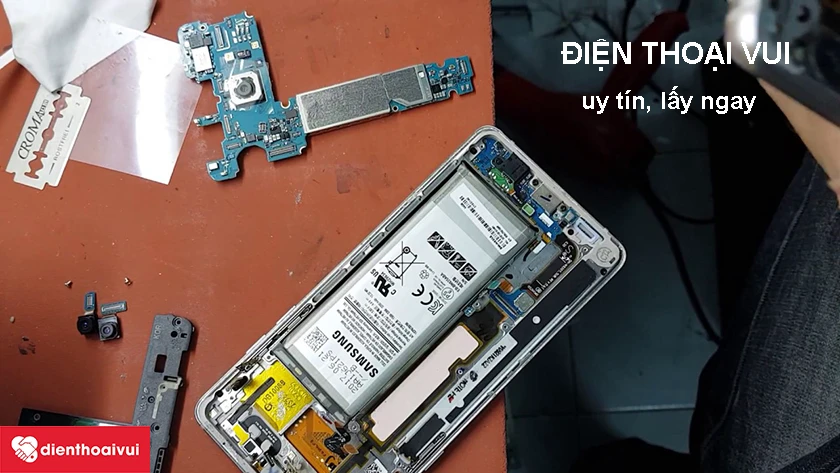 Thay kinh điện thoại SamSung uy tín tại Điện Thoại Vui