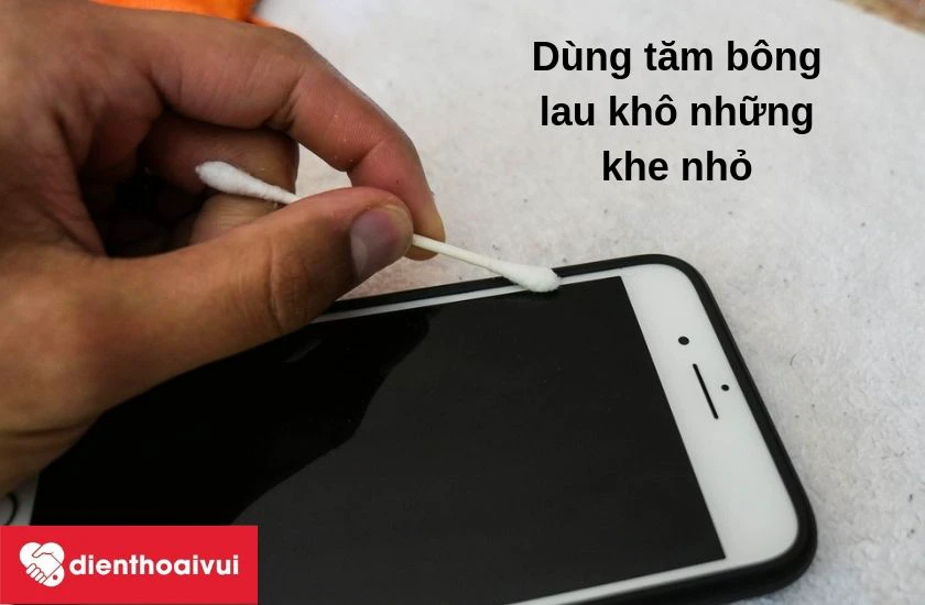 tăm b&ocirc;ng để c&oacute; thể lau kh&ocirc; những khe nhỏ kh&ocirc;ng bị thấm nước