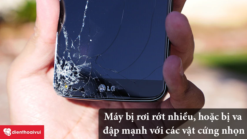 Máy bị rơi rớt nhiều, hoặc bị va đập mạnh với các vật cứng nhọn