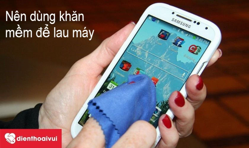 Vệ sinh loa điện thoại bằng khăn mềm