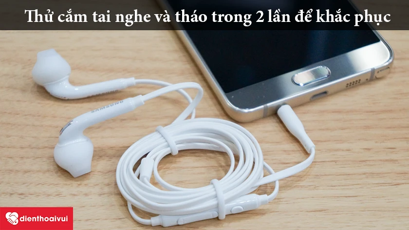 Tháo tai nghe ra khỏi máy, sau đó cắm lại