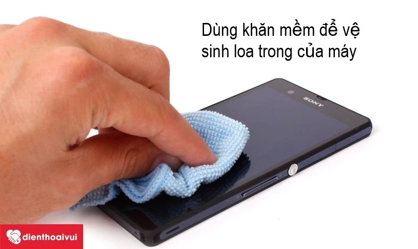 D&ugrave;ng khăn mềm vệ sinh loa