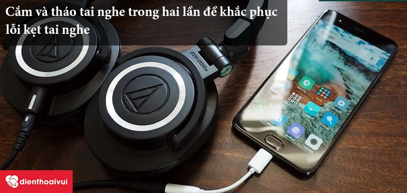 Lấy tai nghe ra và cắm vào máy sau đó lại và rút ra