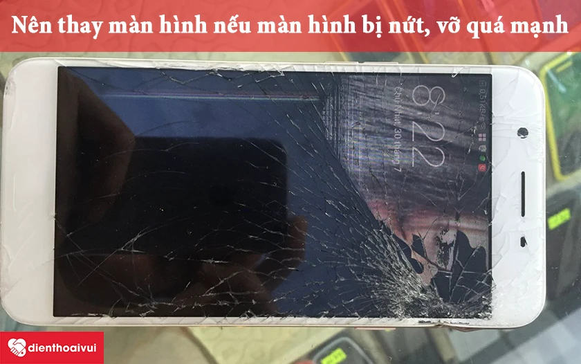 Thay m&agrave;n khi m&agrave;n điện thoại bị vỡ, nứt