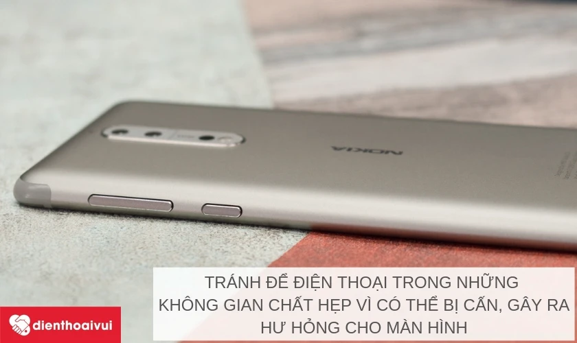 Không nên để điện thoại trong những không gian hẹp