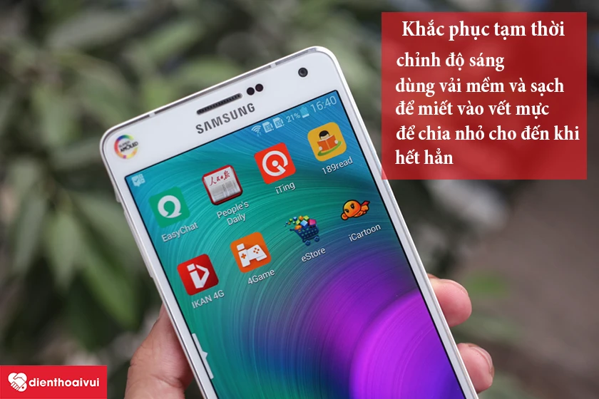khắc phục tạm thời: chỉnh độ s&aacute;ng, d&ugrave;ng vải sạch miết v&agrave;o vết chảy mực để chia nhỏ đến khi hết hẳn