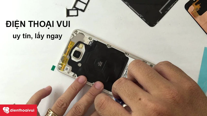 Dịch vụ thay m&agrave;n h&igrave;nh Samsung Galaxy A7 2017 (M&agrave;n 2IC) tại Điện Thoại Vui uy t&iacute;n, lấy ngay