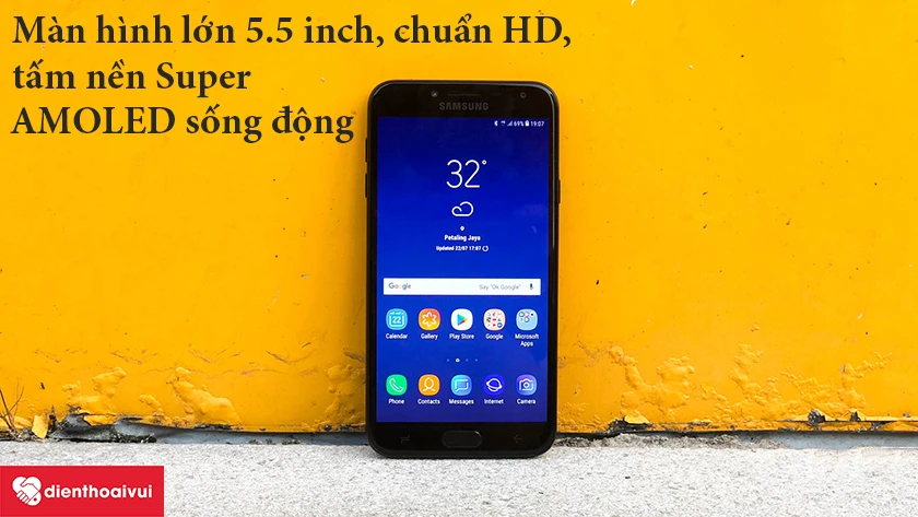 Samsung Galaxy J4 2018 &ndash; M&agrave;n h&igrave;nh lớn 5.5 inch, chuẩn HD, tấm nền Super AMOLED sống động