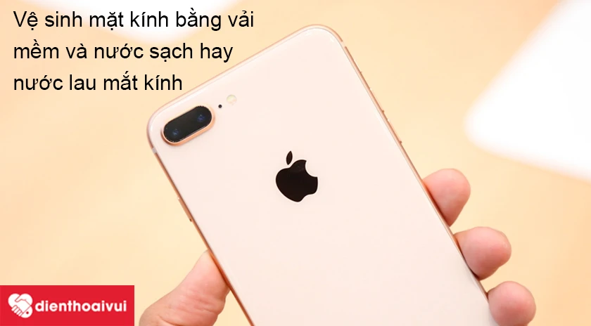 Vệ sinh mặt k&iacute;nh camera sau iPhone 8 Plus đơn giản, hiệu quả
