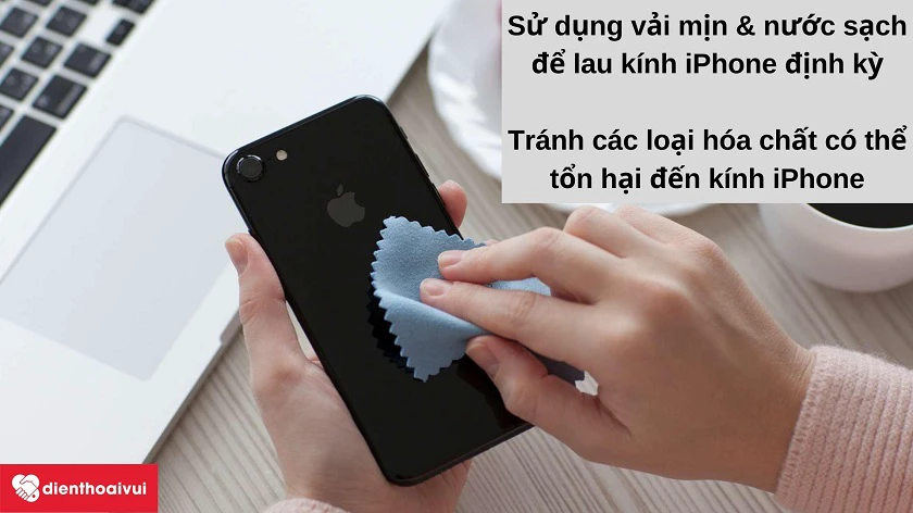 Hướng dẫn vệ sinh mặt k&iacute;nh camera sau iPhone XS Max hiệu quả
