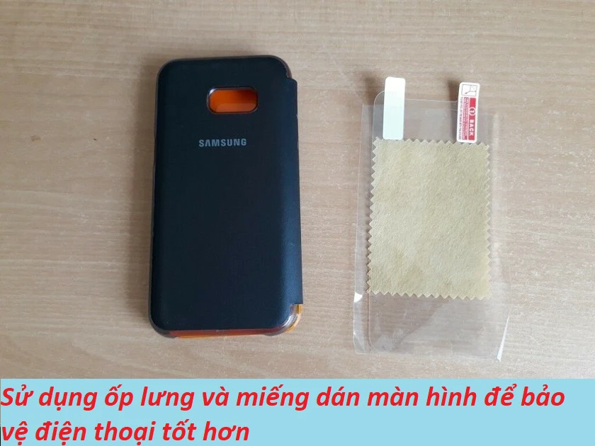 Sử dụng ốp lưng v&agrave; miếng d&aacute;n m&agrave;n h&igrave;nh để bảo vệ điện thoại