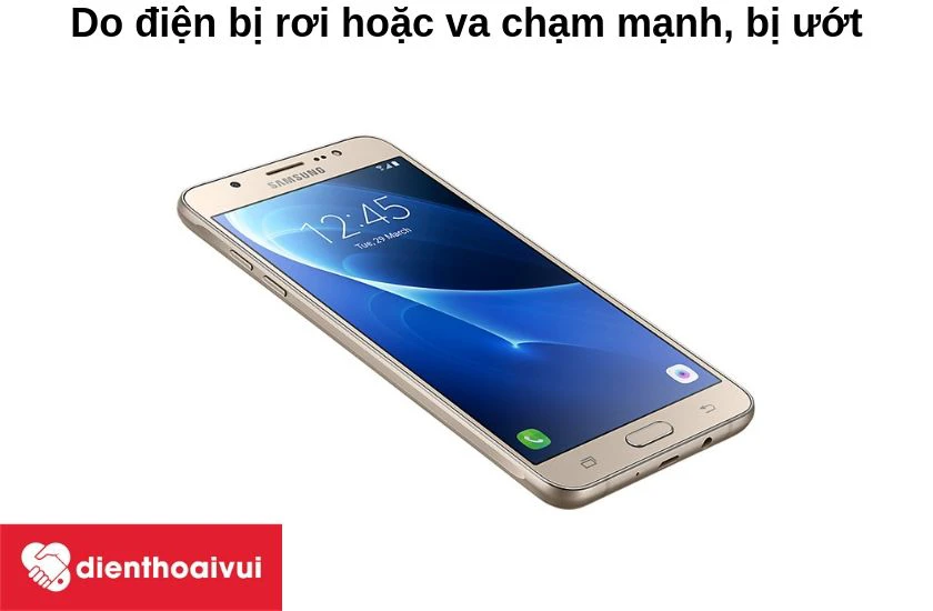 Do chiếc điện thoại Samsung Galaxy J7 2016 bị rơi hoặc va chạm mạnh