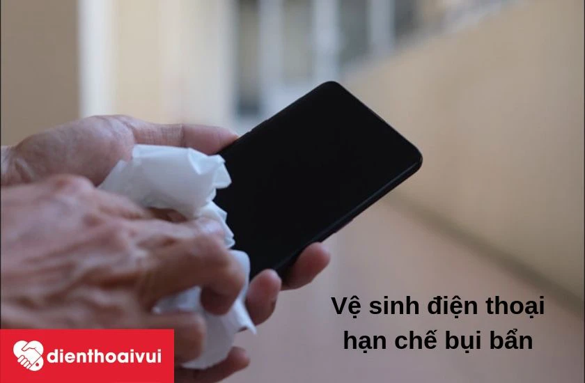 Vệ sinh điện thoại bằng khăn mềm