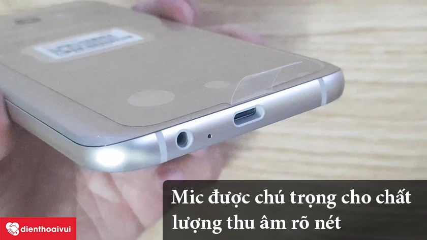 Samsung Galaxy A7 2017 – Mic được chú trọng cho chất lượng thu âm rõ nét